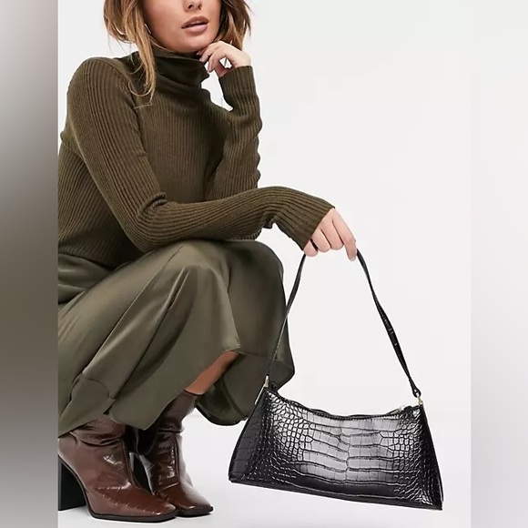 Black croc effect shoulder bag with gold hardware tabs - Picture 5 of 5